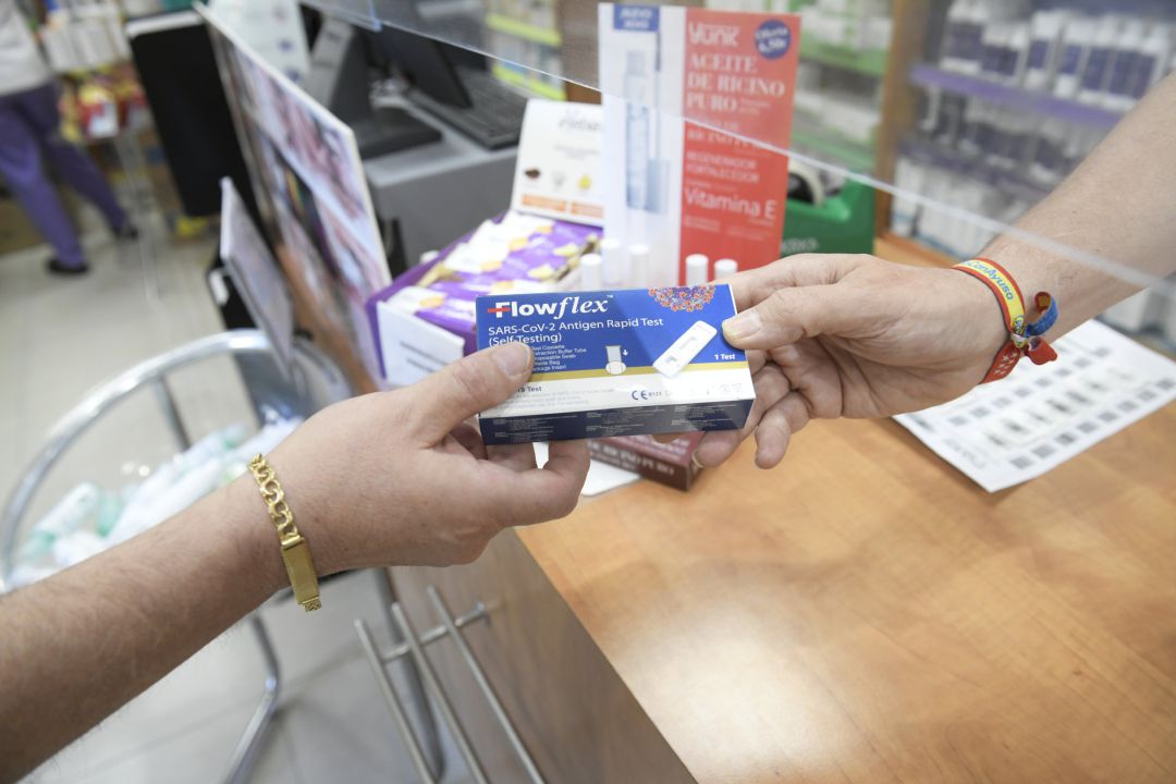 Un farmacéutico enseña un test de antígenos de detección del COVID-19 en un farmacia. Un farmacéutico enseña un test de antígenos de detección del COVID-19 en un farmacia.