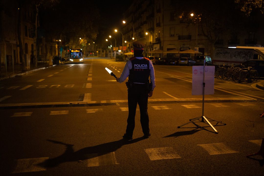 Archivo - Un mosso d'Esquadra colabora en un control durante el toque de queda impuesto por la crisis sanitaria en Barcelona. Archivo - Un mosso d'Esquadra colabora en un control durante el toque de queda impuesto por la crisis sanitaria en Barcelona.