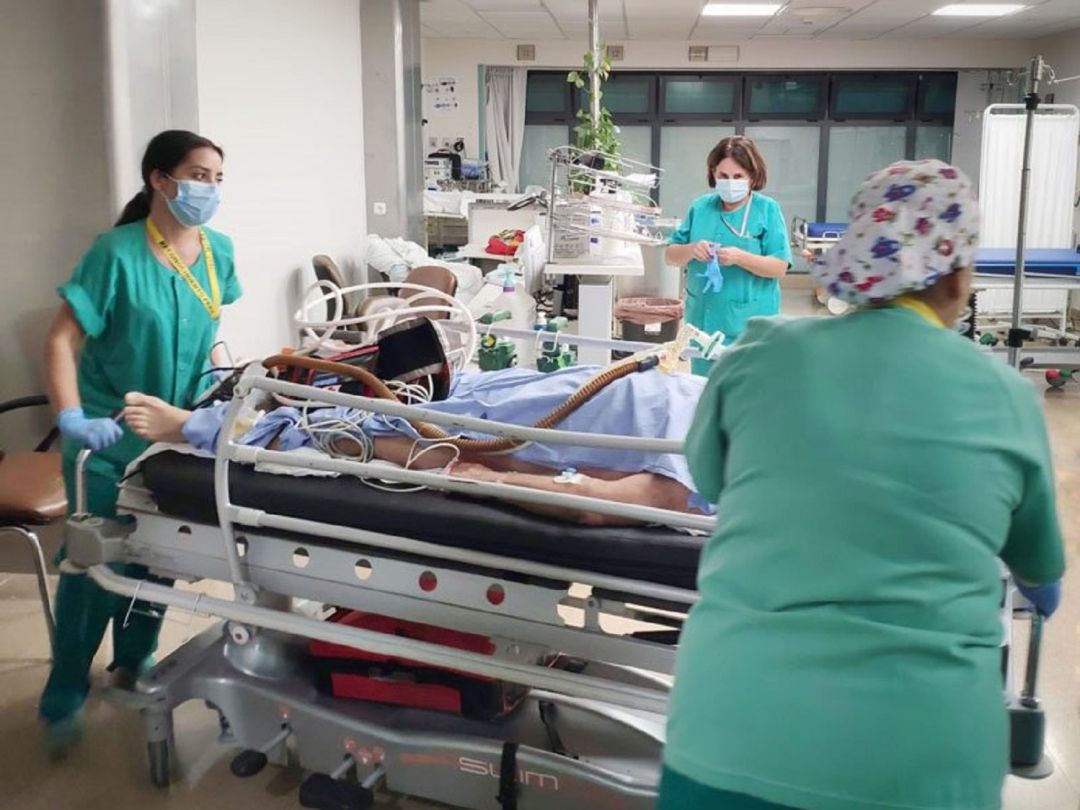 Sanitarias del Hospital Reina Sofía de Córdoba atienden a un paciente con COVID. Sanitarias del Hospital Reina Sofía de Córdoba atienden a un paciente con COVID.