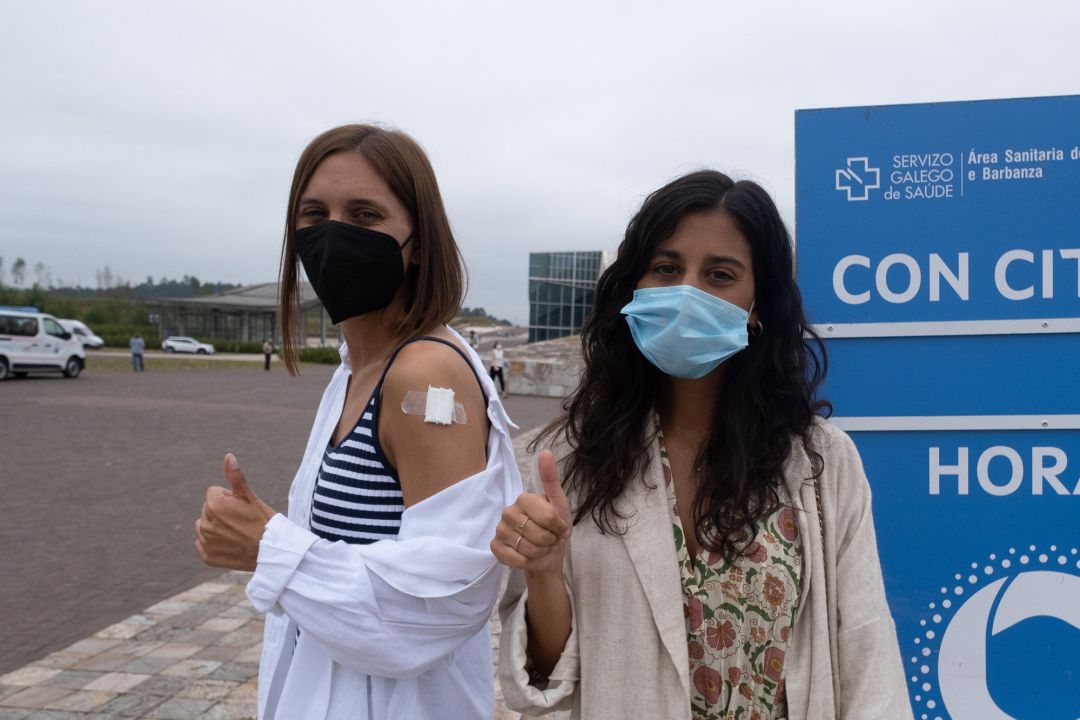 Dos jóvenes saludan tras ser vacunadas contra el COVID-19 en el complejo de la Cidade da Cultura, en Santiago de Compostela. Dos jóvenes saludan tras ser vacunadas contra el COVID-19 en el complejo de la Cidade da Cultura, en Santiago de Compostela.