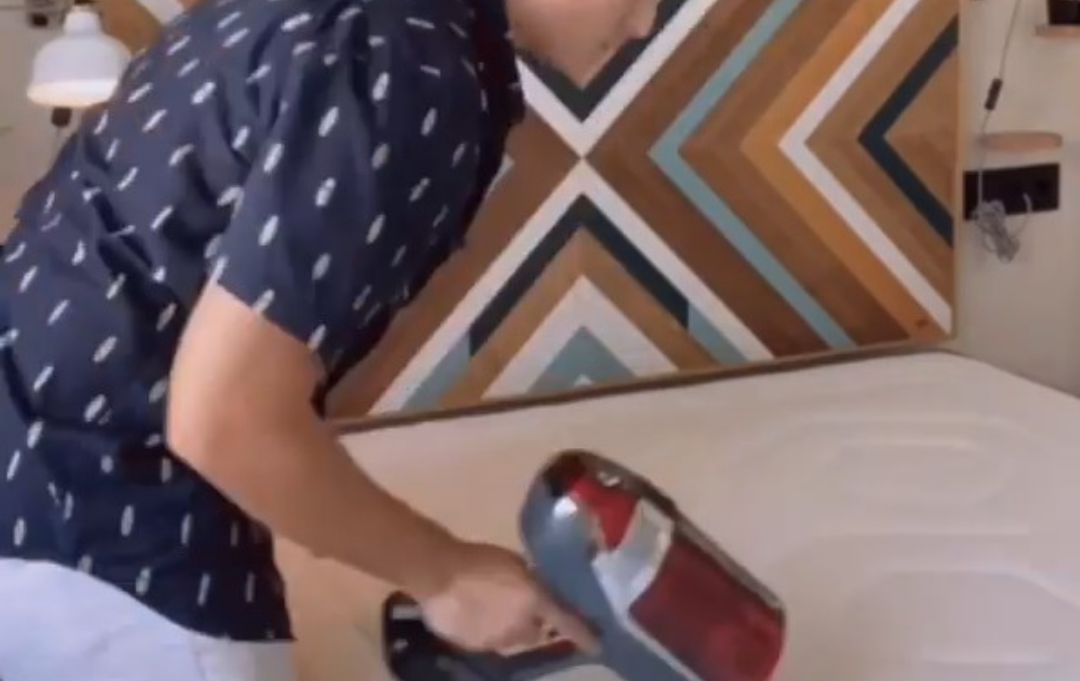 El artista, limpiando su colchón El artista, limpiando su colchón