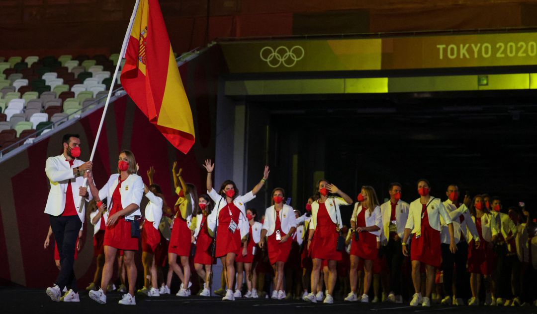 Saúl Craviotto y Mireia Belmonte han sido los abanderados españoles en la ceremonia de apertura de Tokio 2020. Saúl Craviotto y Mireia Belmonte han sido los abanderados españoles en la ceremonia de apertura de Tokio 2020.