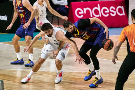 Mirotic peleando un balón con Llull en un Barça - Real Madrid Mirotic peleando un balón con Llull en un Barça - Real Madrid