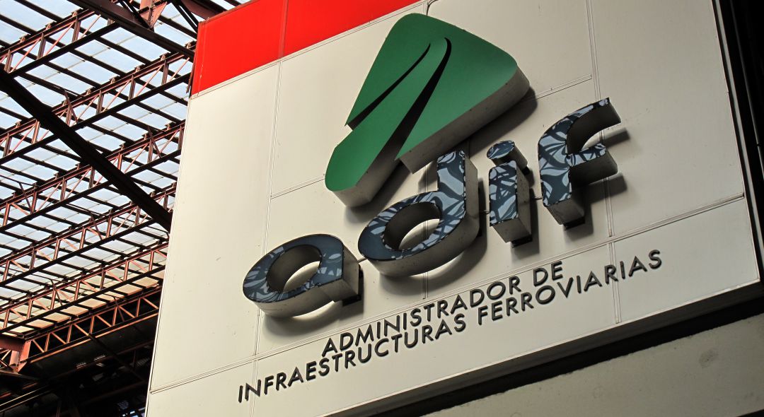 Logo de ADIF en la estación de Príncipe Pío en Madrid. Logo de ADIF en la estación de Príncipe Pío en Madrid.