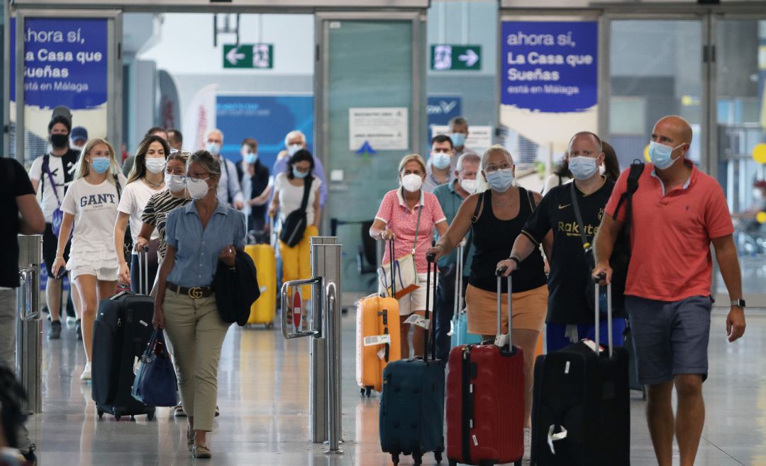 Imagen de archivo de la llegada de turistas de varias nacionalidades al aeropuerto de la capital para disfrutar del verano en la Costa del Sol. Imagen de archivo de la llegada de turistas de varias nacionalidades al aeropuerto de la capital para disfrutar del verano en la Costa del Sol.