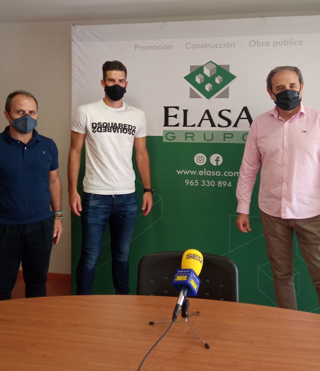 Carlos, en el centro de la imagen en su presentación con el Alcoyano Carlos, en el centro de la imagen en su presentación con el Alcoyano