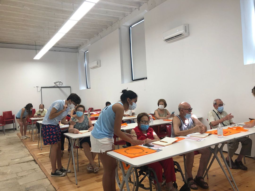 Edusi Joven busca mejorar la intervención con jóvenes y mayores a través de la realización de talleres intergeneracionales para la alfabetización digital Edusi Joven busca mejorar la intervención con jóvenes y mayores a través de la realización de talleres intergeneracionales para la alfabetización digital
