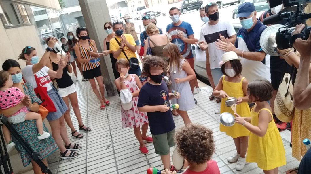 Participantes en la cacerolada de protestas organizada por el CEIP Voramar Participantes en la cacerolada de protestas organizada por el CEIP Voramar