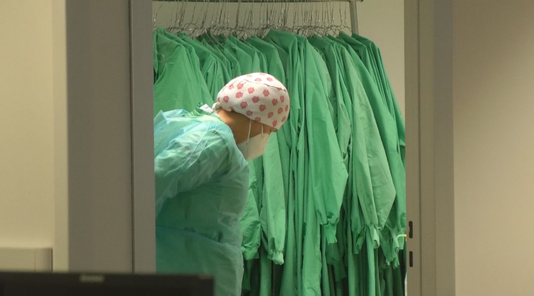 Una sanitaria se viste con la EPI Una sanitaria se viste con la EPI