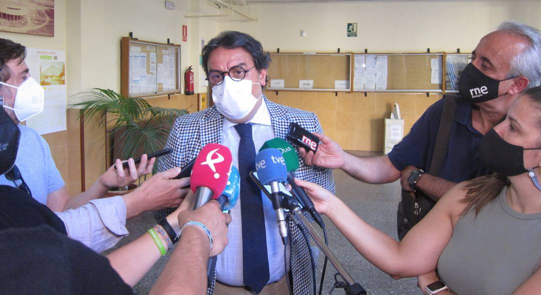 El consejero de Sanidad, José María Vergeles, atiende a los medios en Badajoz El consejero de Sanidad, José María Vergeles, atiende a los medios en Badajoz