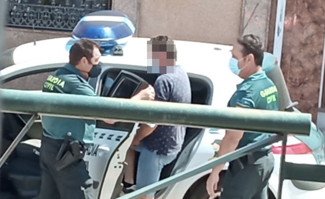 Dos guardias civiles introducen al detenido en una unidad móvil. Dos guardias civiles introducen al detenido en una unidad móvil.