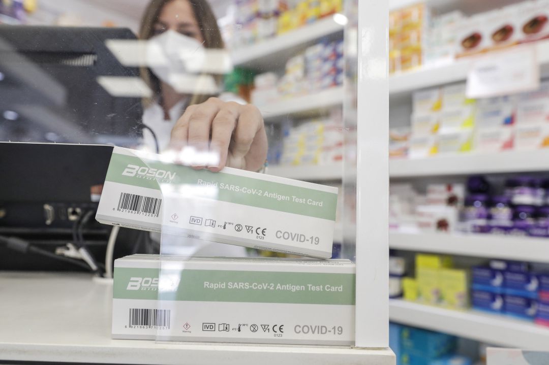 Una caja con test de antígenos contra la COVID-19 en una farmacia. Una caja con test de antígenos contra la COVID-19 en una farmacia.