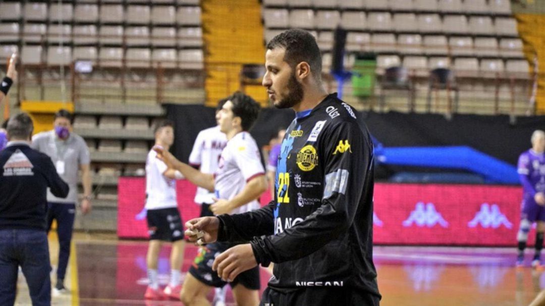 Khalifa vestirá la próxima temporada la camiseta del Dinamo de Bucarest Khalifa vestirá la próxima temporada la camiseta del Dinamo de Bucarest