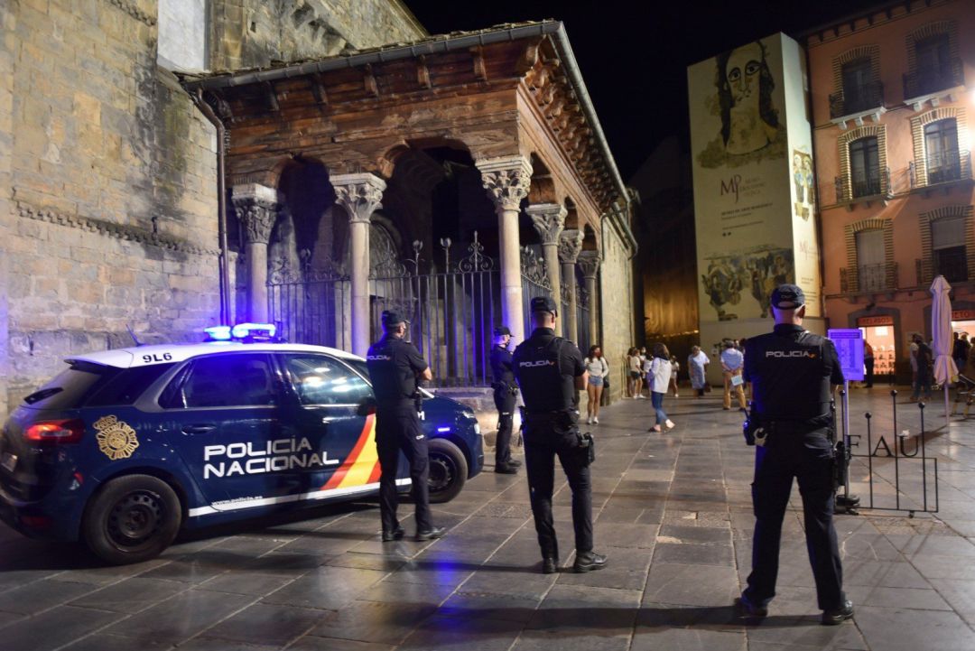 La Policía Nacional disuelve 17 grupos de jóvenes que hacían botellón en Jaca. La Policía Nacional disuelve 17 grupos de jóvenes que hacían botellón en Jaca.