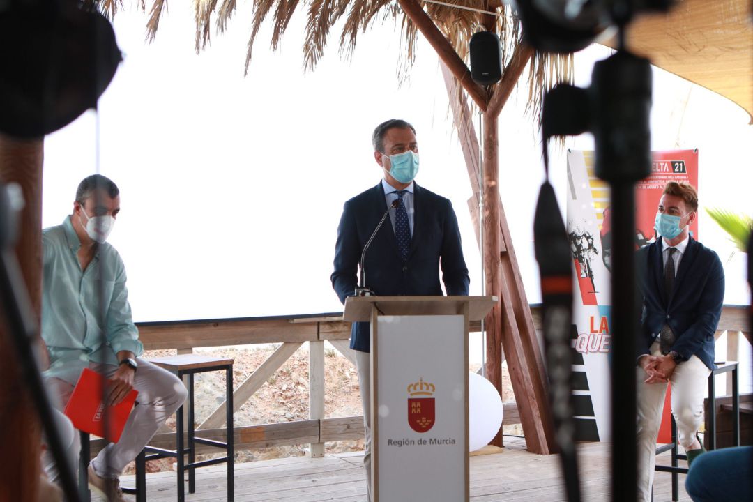 El consejero de Presidencia, Turismo y Deportes, Marcos Ortuño, durante su intervención en la presentación de La Vuelta, acompañado por el director general de Deportes, Francisco Sánchez, y el director de Unipublic, Javier Guillén El consejero de Presidencia, Turismo y Deportes, Marcos Ortuño, durante su intervención en la presentación de La Vuelta, acompañado por el director general de Deportes, Francisco Sánchez, y el director de Unipublic, Javier Guillén