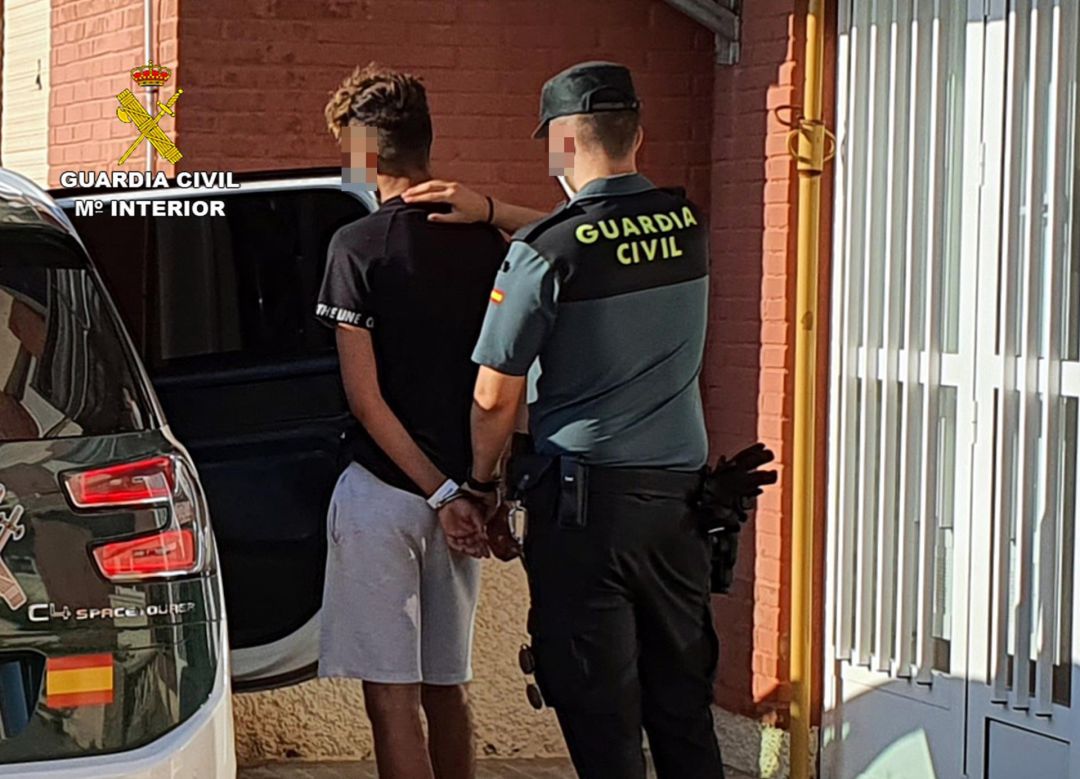 Imagen de uno de los detenidos, custodiado por la Guardia Civi Imagen de uno de los detenidos, custodiado por la Guardia Civi