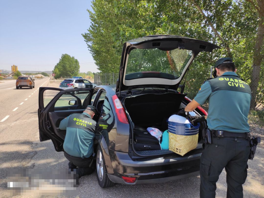 La Guardia Civil detiene a dos personas como autores de delitos de hurto por el método del 'abrazo cariñoso' La Guardia Civil detiene a dos personas como autores de delitos de hurto por el método del 'abrazo cariñoso'