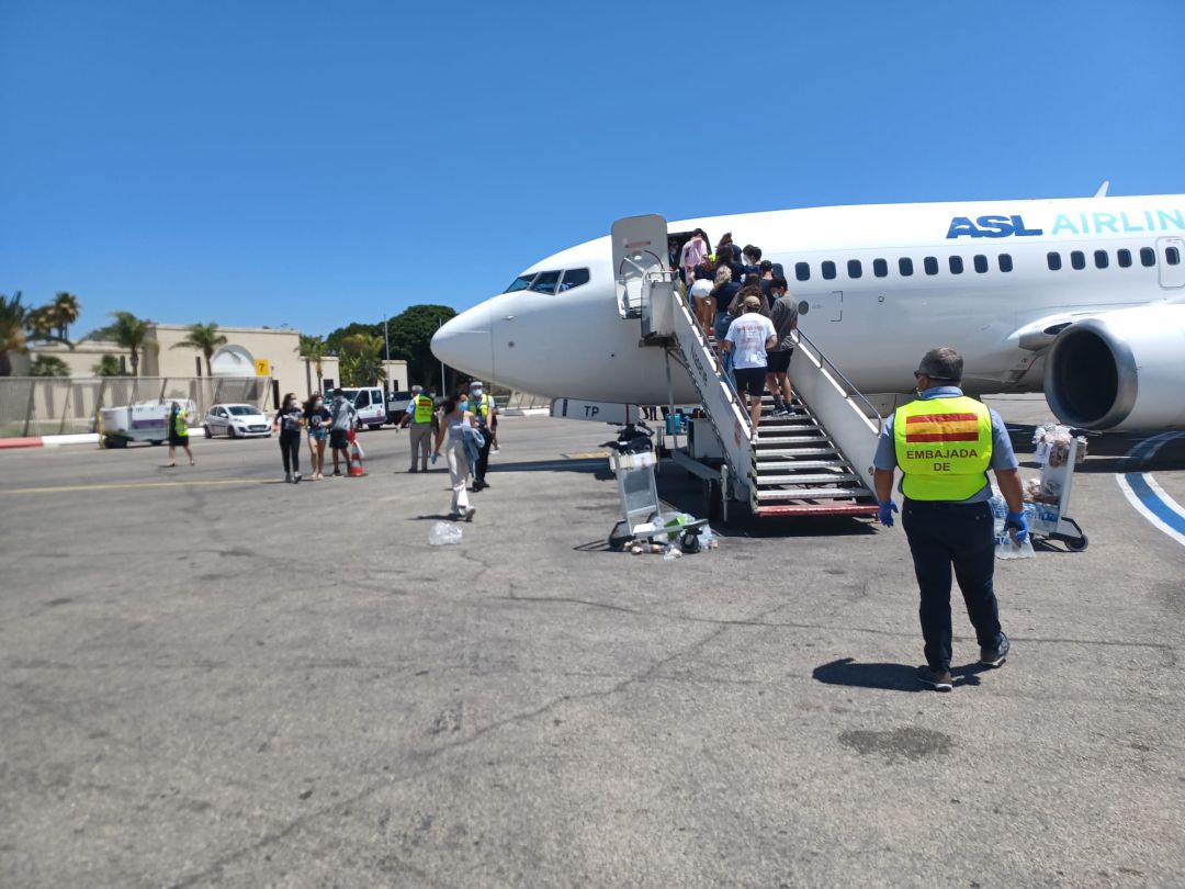 Los jóvenes españoles aislados en Malta en el momento de subir al avión que les ha traído de vuelta a España Los jóvenes españoles aislados en Malta en el momento de subir al avión que les ha traído de vuelta a España
