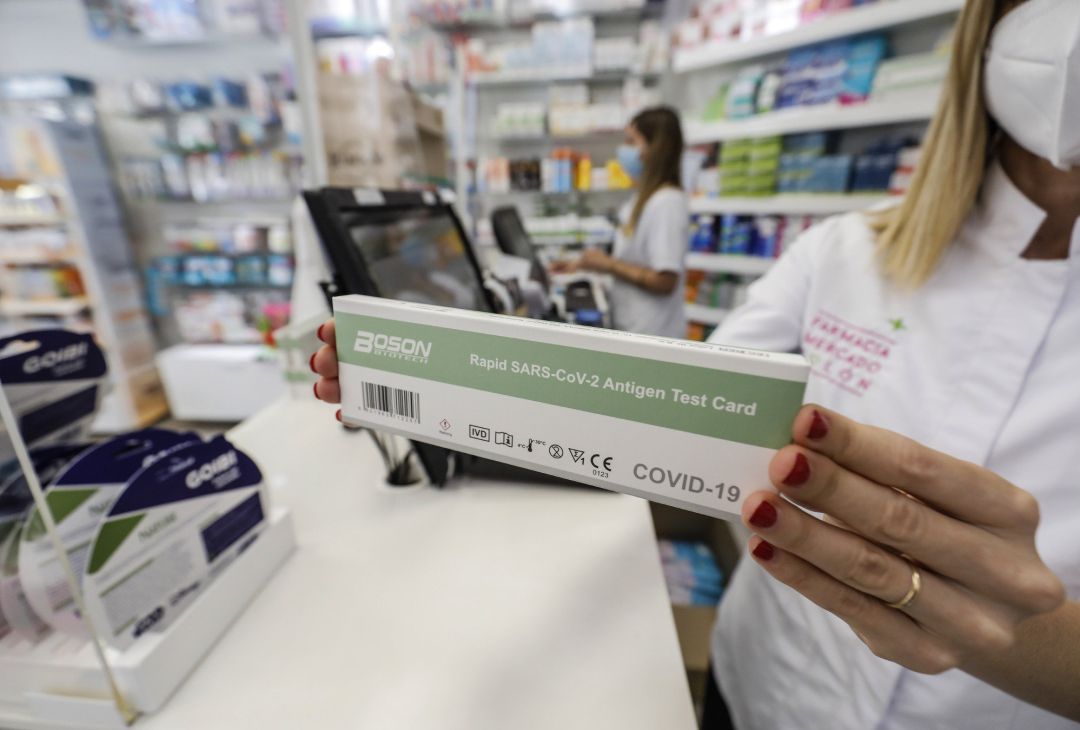 Una caja con test de antígenos contra la COVID-19 en una farmacia. Una caja con test de antígenos contra la COVID-19 en una farmacia.