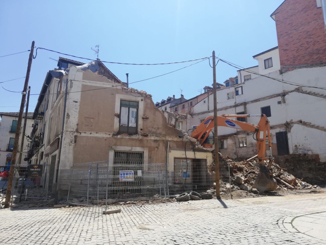 La excavadora trabajando en el derribo del edificio en la Plaza de los Dolores La excavadora trabajando en el derribo del edificio en la Plaza de los Dolores