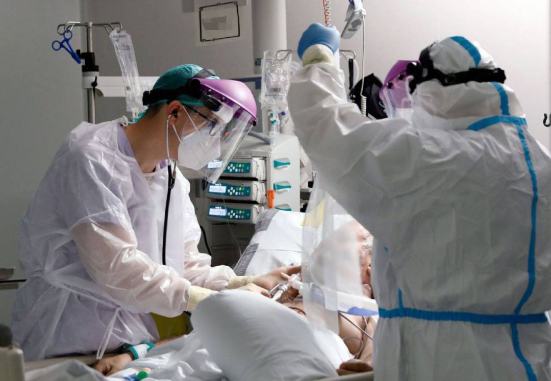 Sanitarios trabajando con un paciente Covid Sanitarios trabajando con un paciente Covid