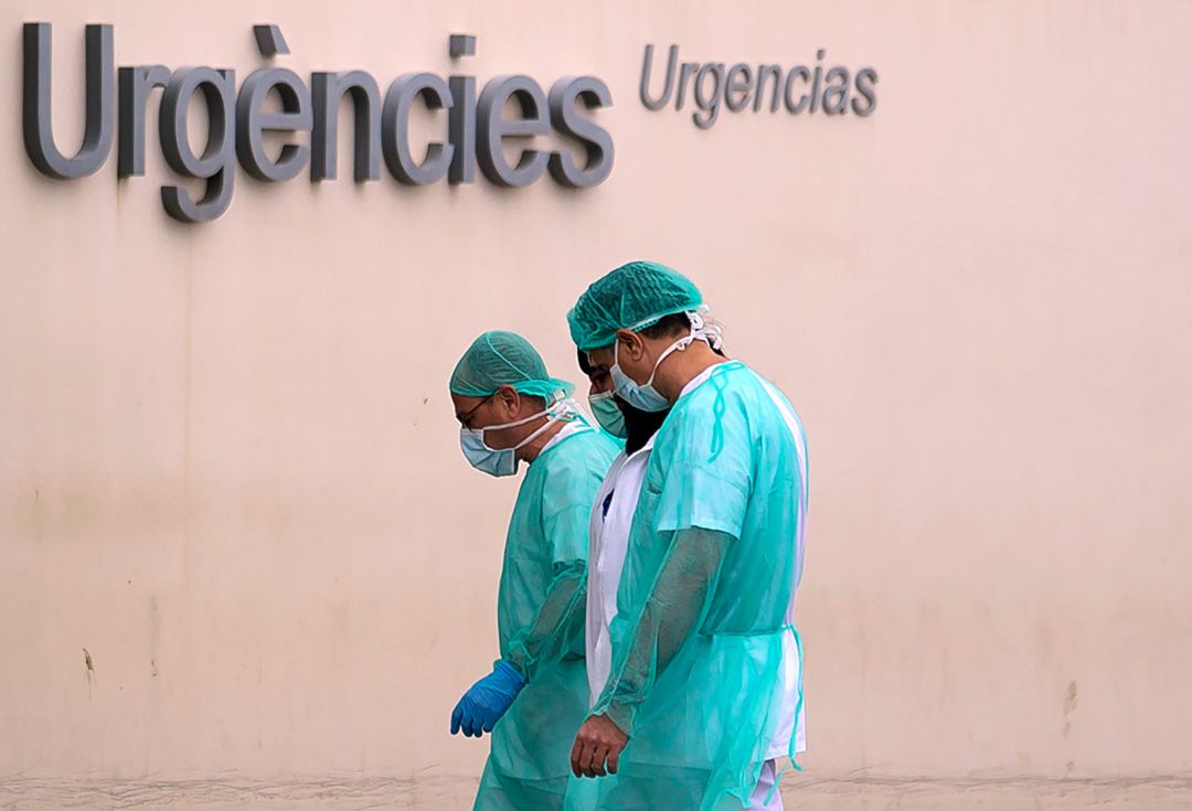 Sanitarios en el hospital La Fe de València Sanitarios en el hospital La Fe de València