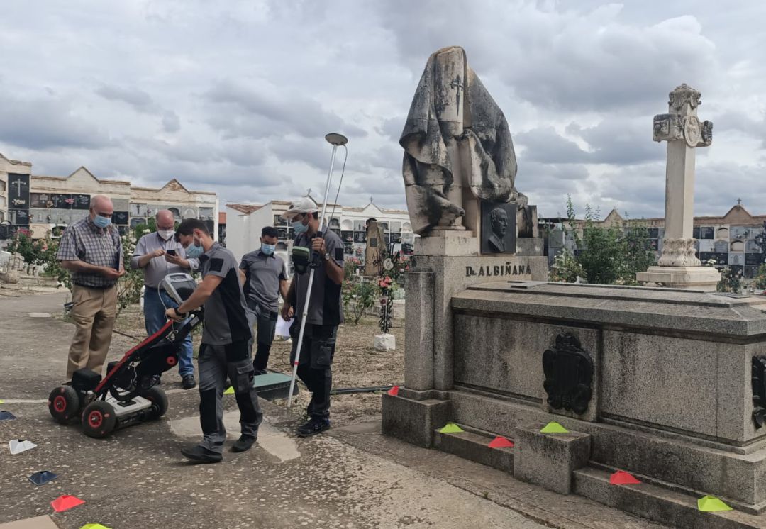 Trabajos del georradar en el cementerio de Enguera para detectar la presencia de una fosa común. Trabajos del georradar en el cementerio de Enguera para detectar la presencia de una fosa común.