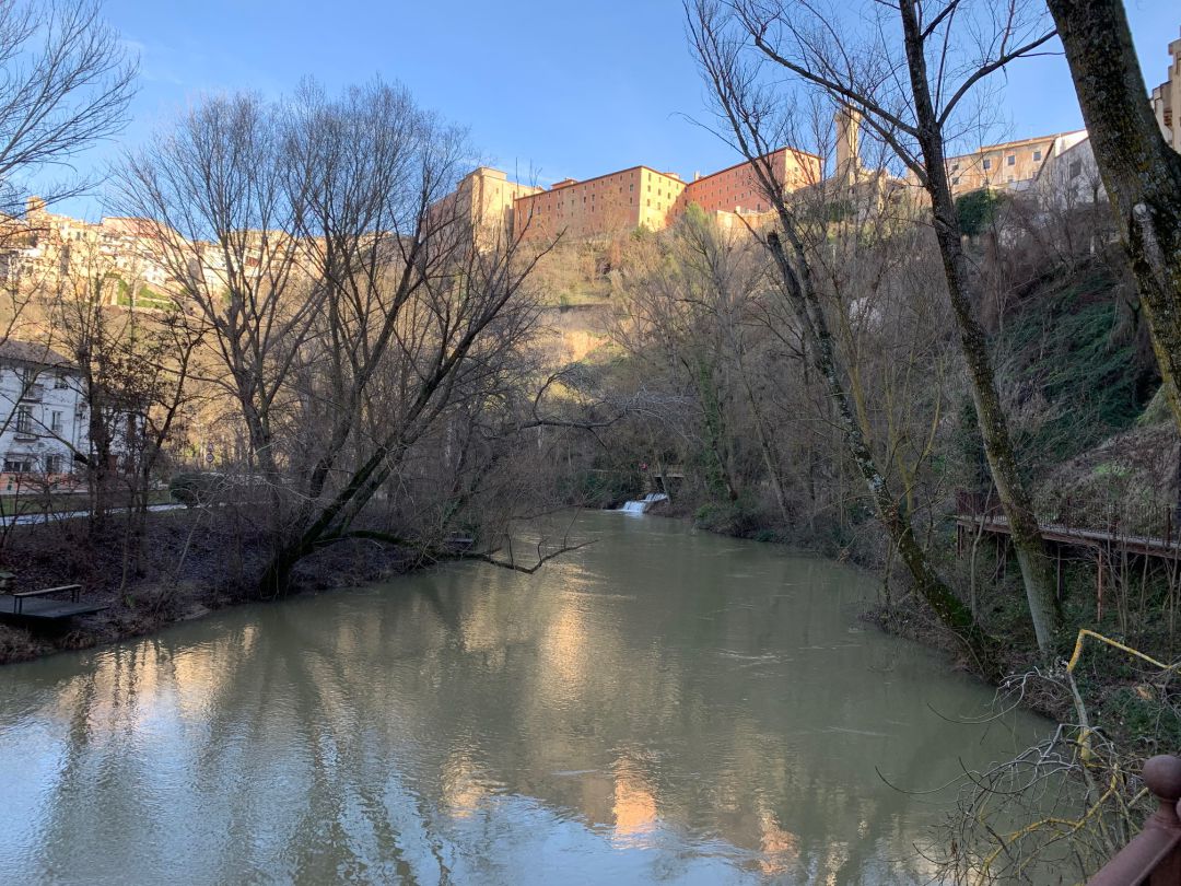 Río Júcar a su paso por la capital conquense Río Júcar a su paso por la capital conquense