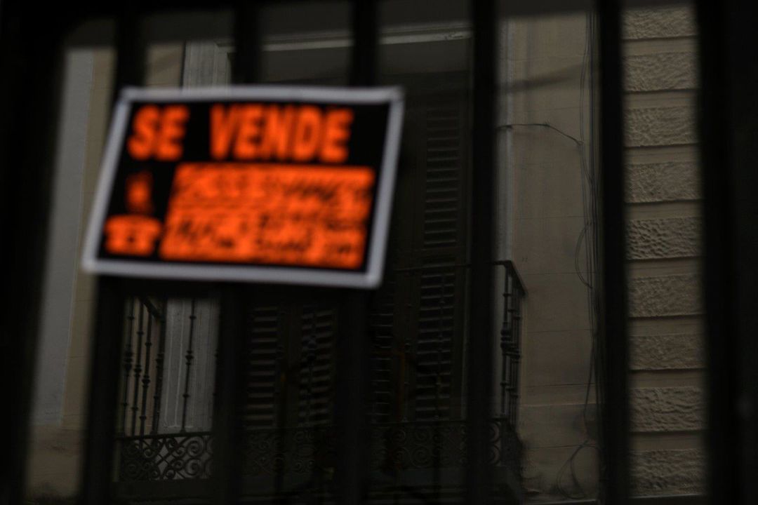 Cartel de vivienda que se vende Cartel de vivienda que se vende