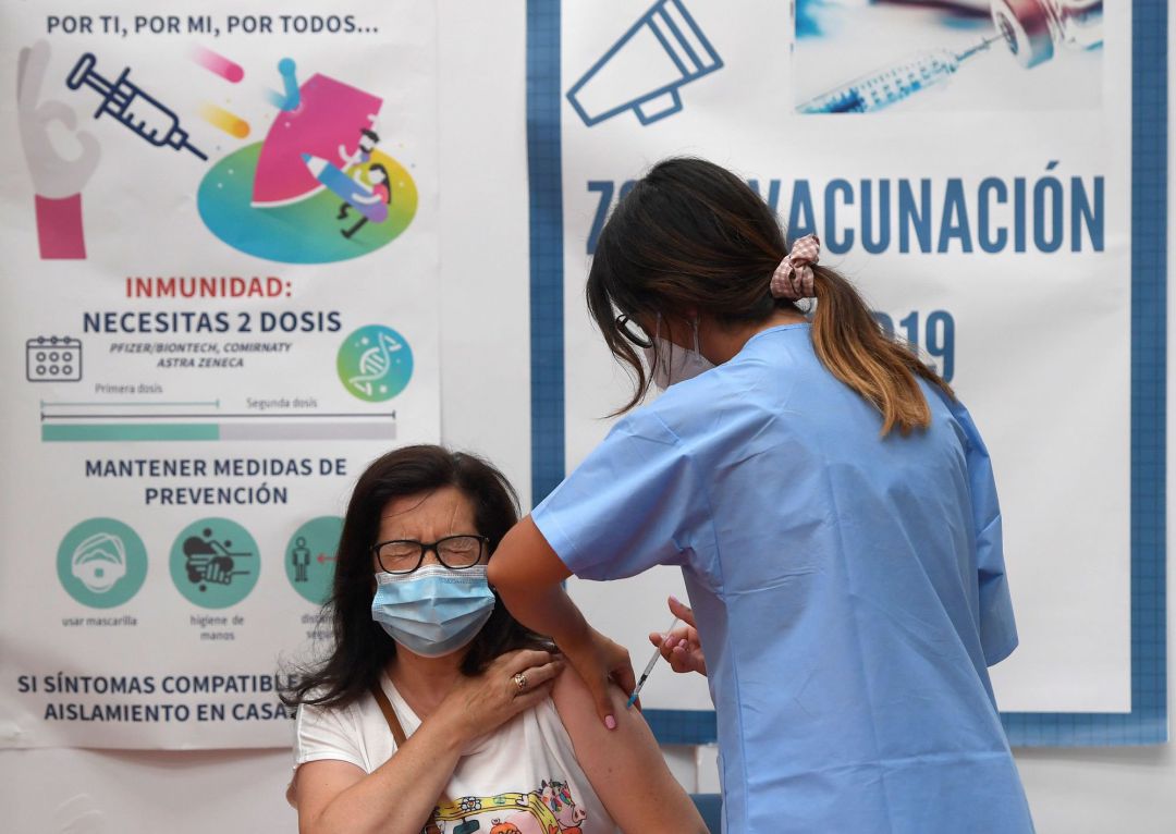 Una mujer recibe una dosis de la vacuna contra la Covid en Avilés. Una mujer recibe una dosis de la vacuna contra la Covid en Avilés.