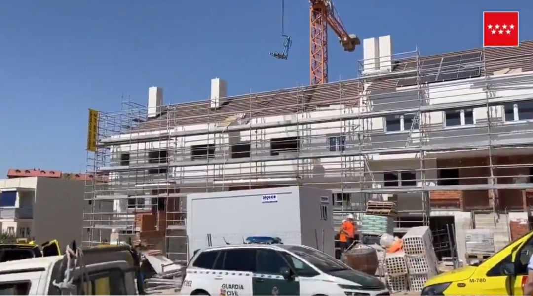 Muere un obrero al caerle encima un palé con platos de ducha desde una grúa en Algete Muere un obrero al caerle encima un palé con platos de ducha desde una grúa en Algete