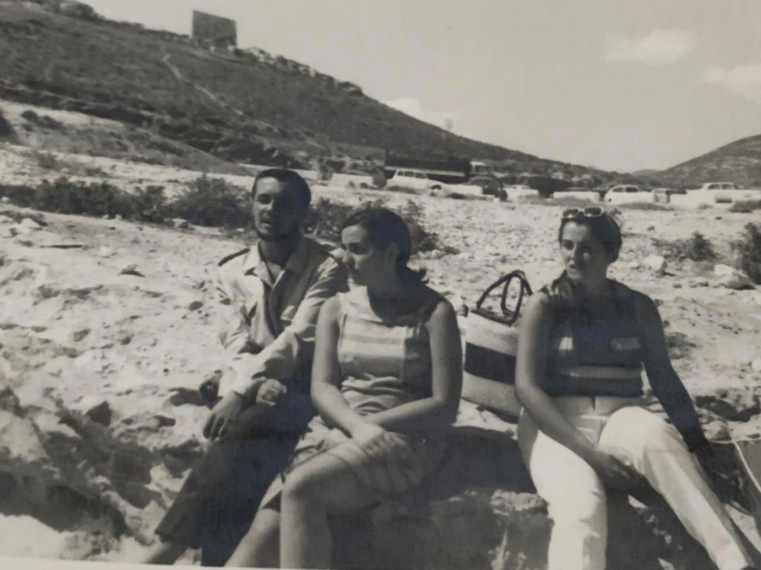 Celia Villalobos con una amiga y su marido Pedro Arriola en el Peñon del Cuervo Celia Villalobos con una amiga y su marido Pedro Arriola en el Peñon del Cuervo