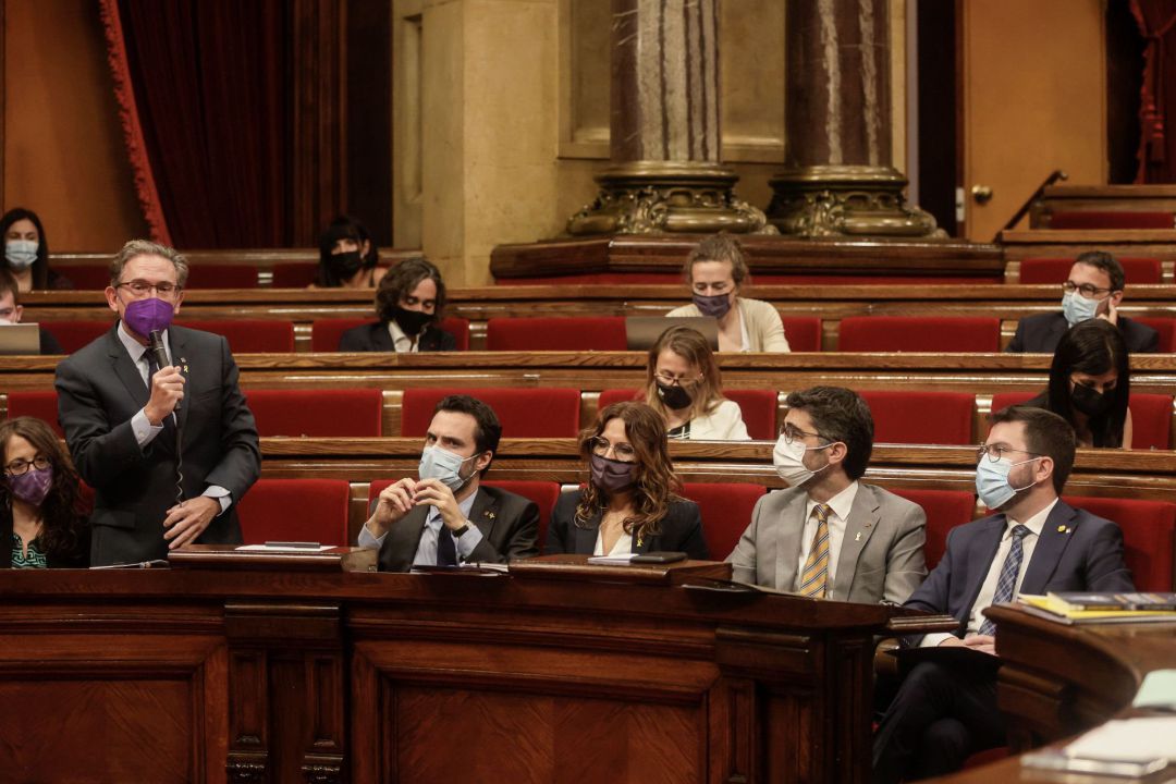 Dimiten tres directivos del Instituto Catalán de Finanzas. Dimiten tres directivos del Instituto Catalán de Finanzas.