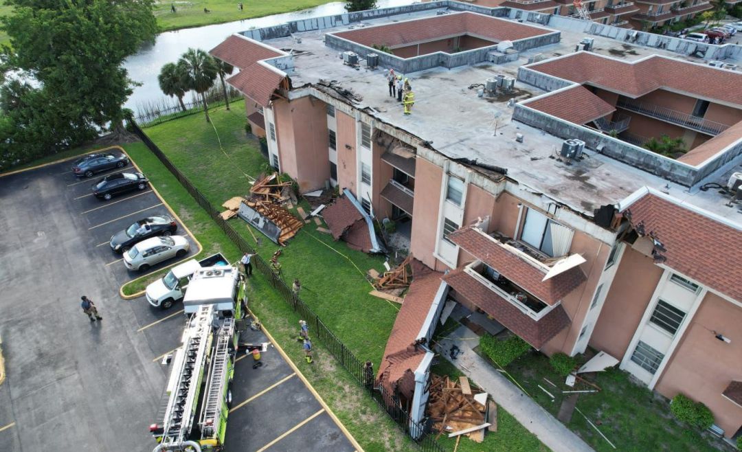 Fotografía cedida por el Departamento de Bomberos del condado de Miami-Dade (MDFR) donde se muestra la sección del tejado caída de un edificio en el noroeste de Miami, Florida (Estados Unidos). Fotografía cedida por el Departamento de Bomberos del condado de Miami-Dade (MDFR) donde se muestra la sección del tejado caída de un edificio en el noroeste de Miami, Florida (Estados Unidos).