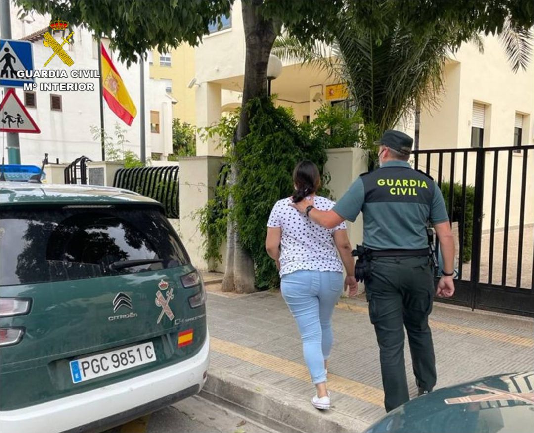 Fotografía de la detención de una de los acusados Fotografía de la detención de una de los acusados