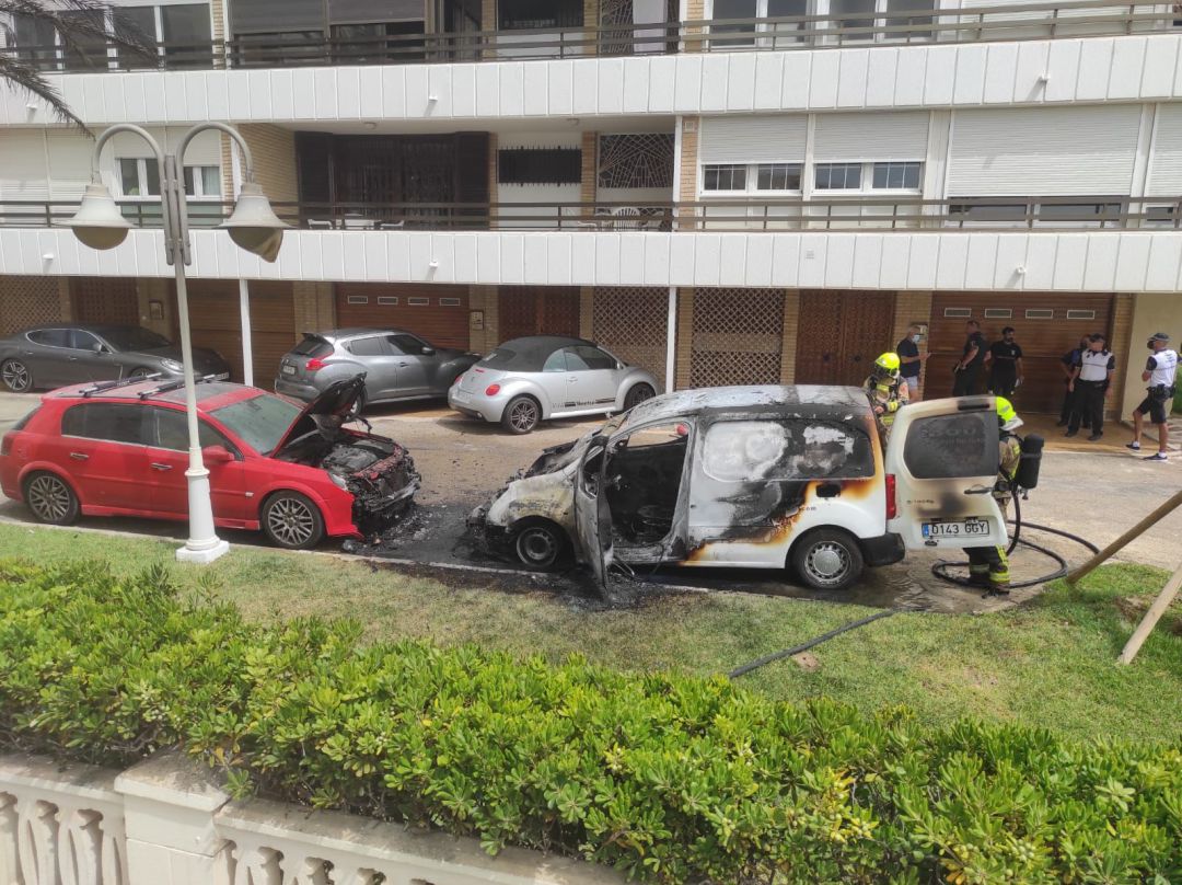 Estado en el que ha quedado la furgoneta cuyo motor ha prendido fuego en una urbanización de la playa San Juan. Estado en el que ha quedado la furgoneta cuyo motor ha prendido fuego en una urbanización de la playa San Juan.