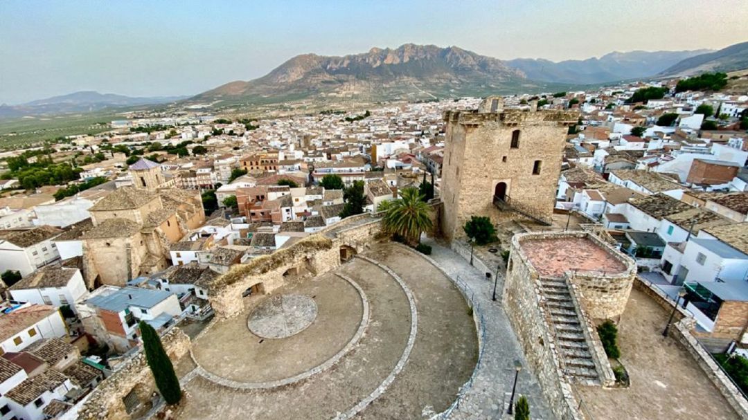Torre Sur del Castillo de Jódar que ha venido acogiendo el Centro de Interpretación y Recepción de Visitantes del Parque Natural de Sierra Mágína Torre Sur del Castillo de Jódar que ha venido acogiendo el Centro de Interpretación y Recepción de Visitantes del Parque Natural de Sierra Mágína