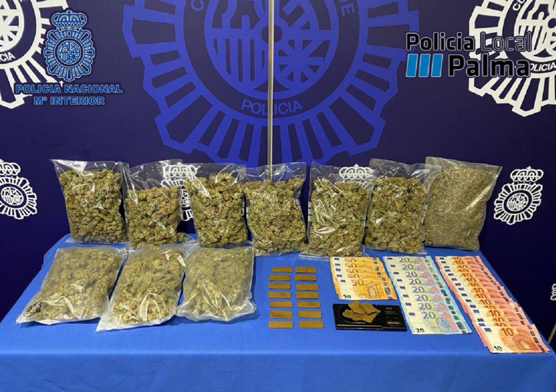 Se interviene un kilo y medio de marihuana y hachís. Se interviene un kilo y medio de marihuana y hachís.