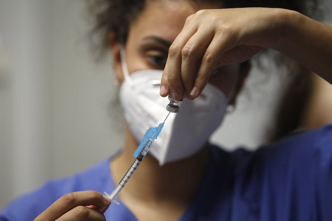 Archivo - Una enfermera prepara la vacuna Pfizer-BioNtech contra el COVID-19. Archivo - Una enfermera prepara la vacuna Pfizer-BioNtech contra el COVID-19.