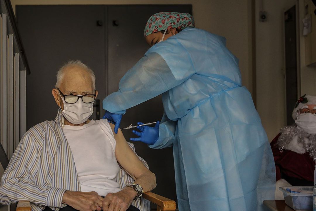 Batiste Martí, interno de la residencia de mayores Virgen del Milagro de Rafelbunyol (Valencia), de 81 años, ha sido la primera persona en recibir la vacuna frente a la Covid-19 en la Comunitat Batiste Martí, interno de la residencia de mayores Virgen del Milagro de Rafelbunyol (Valencia), de 81 años, ha sido la primera persona en recibir la vacuna frente a la Covid-19 en la Comunitat