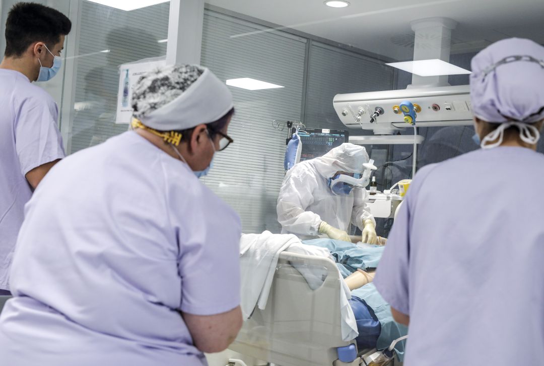 Paciente ingresado con coronavirus en el hospital Arnau de Vilanova de València. Paciente ingresado con coronavirus en el hospital Arnau de Vilanova de València.