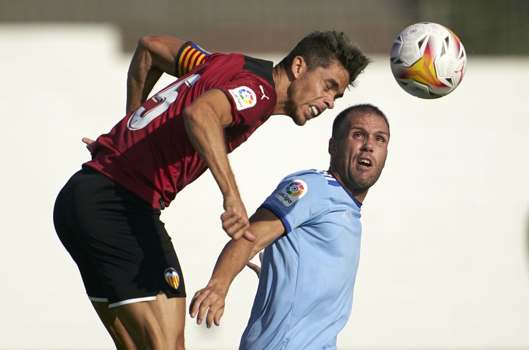 Gabriel Paulista pugna un balón con Alfredo Ortuño Gabriel Paulista pugna un balón con Alfredo Ortuño