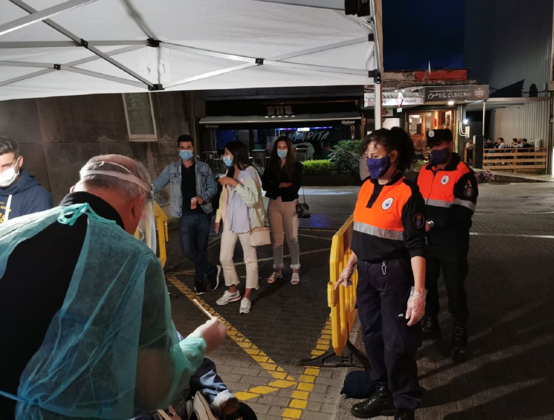 Carpa ubicada en Salceda para realizar test de antígenos que permiten la entrada a tres pubs locales. Carpa ubicada en Salceda para realizar test de antígenos que permiten la entrada a tres pubs locales.