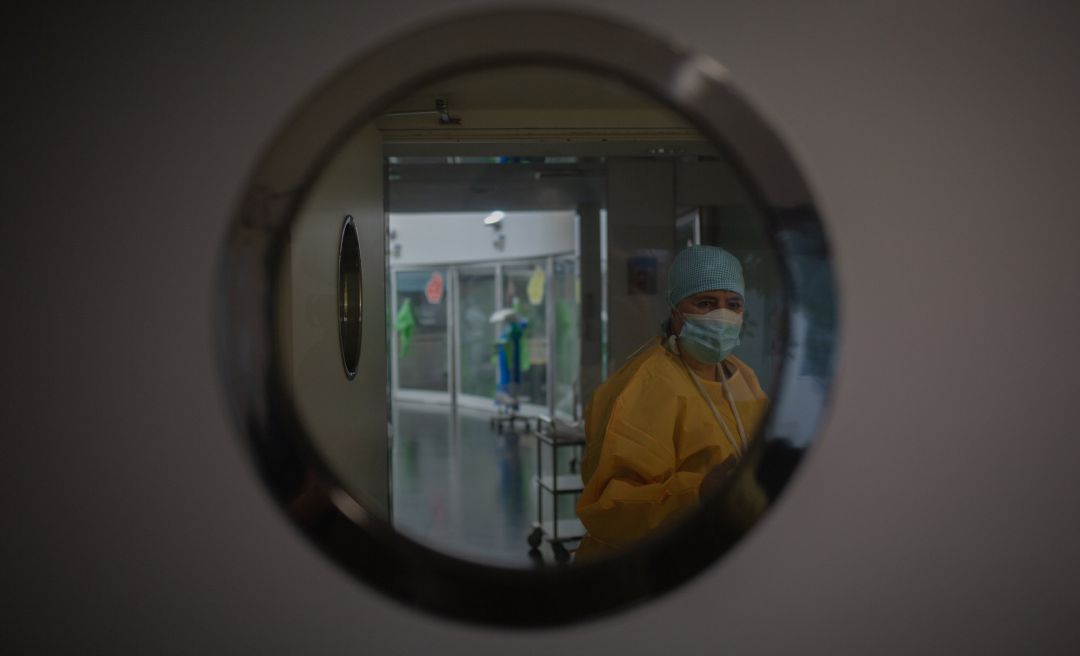 Archivo - Un trabajador sanitario protegido en la Unidad de Cuidados Intensivos –UCI- del Hospital del Mar, en Barcelona, Catalunya (España), a 19 de noviembre de 2020 Archivo - Un trabajador sanitario protegido en la Unidad de Cuidados Intensivos –UCI- del Hospital del Mar, en Barcelona, Catalunya (España), a 19 de noviembre de 2020