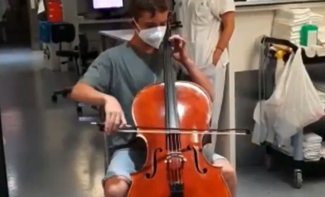 Pau, el niño de 13 años que dedicó un concierto de violenchelo a su padre ingresado por coronavirus en la UCI. Pau, el niño de 13 años que dedicó un concierto de violenchelo a su padre ingresado por coronavirus en la UCI.