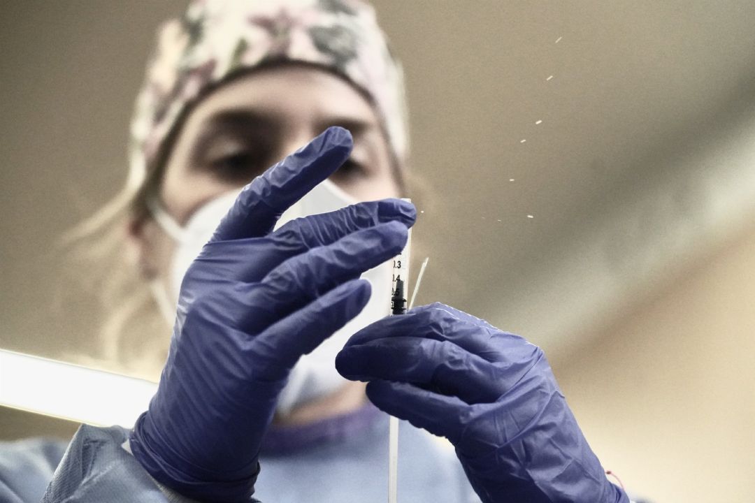 Imagen de una sanitaria de la Clínica IMQ de Bilbao manipulando una vacuna Imagen de una sanitaria de la Clínica IMQ de Bilbao manipulando una vacuna
