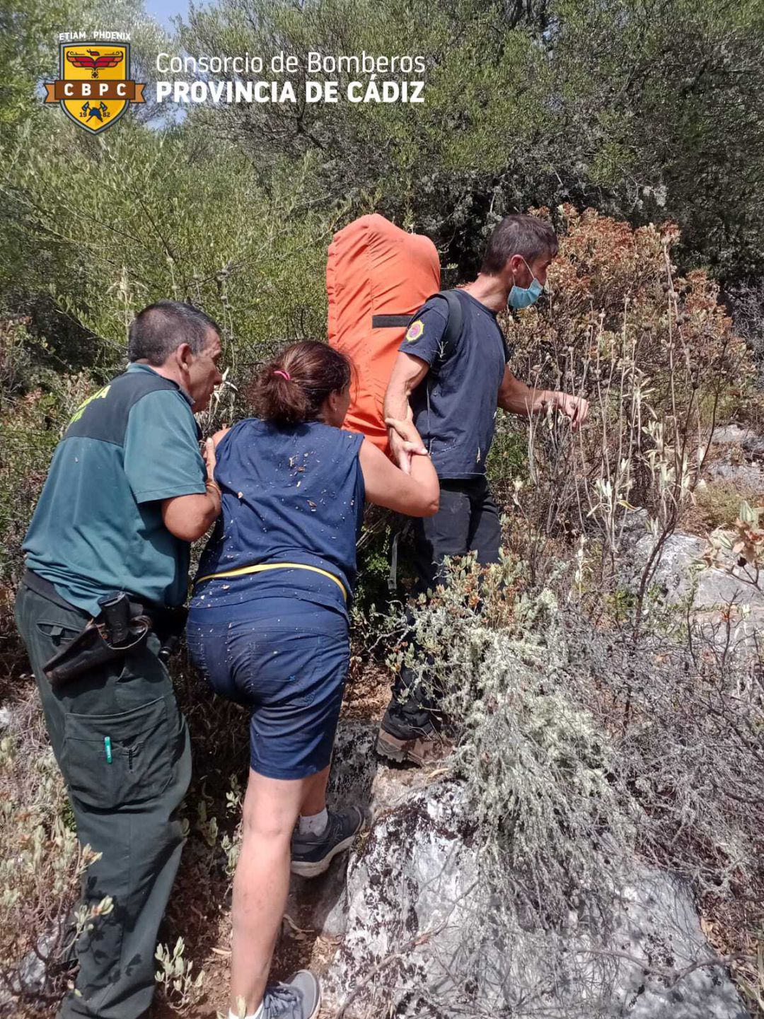 Los bomberos rescatando a la familia que se había desorientado Los bomberos rescatando a la familia que se había desorientado