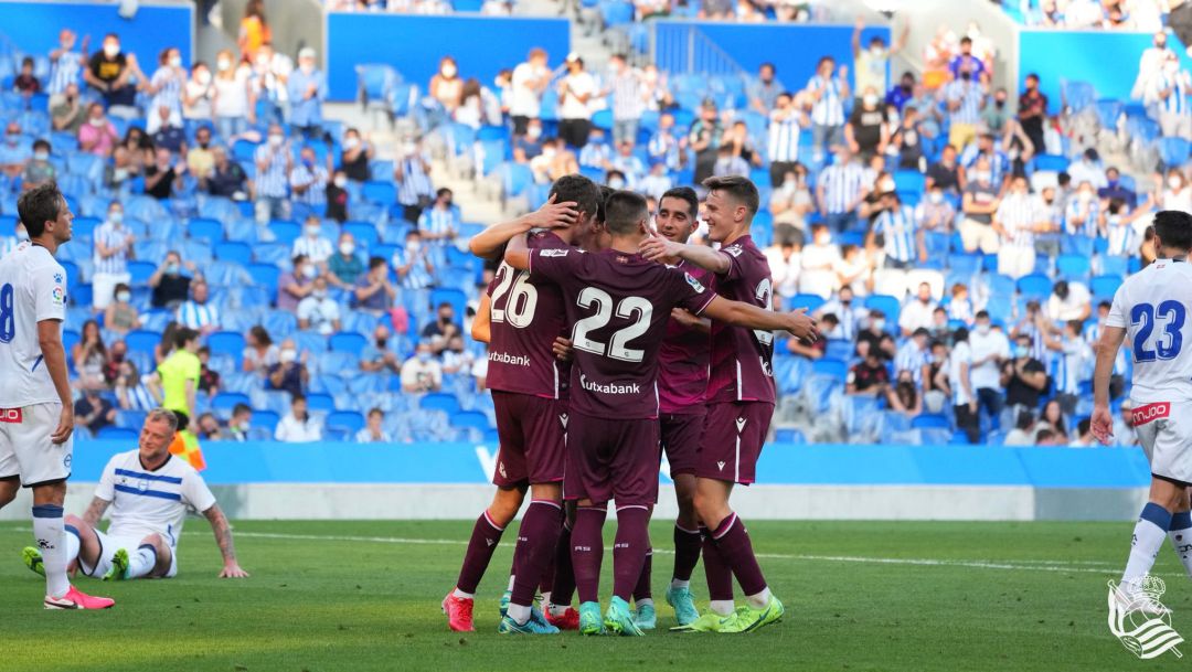 Los jugadores de la Real Sociedad celebran el 2-1 con las gradas de Anoeta con público detrás Los jugadores de la Real Sociedad celebran el 2-1 con las gradas de Anoeta con público detrás
