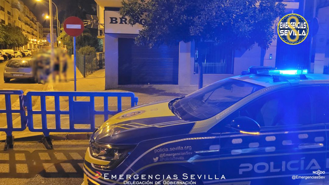 Un patrullero de la policía local de Sevilla durante la noche de este sábado Un patrullero de la policía local de Sevilla durante la noche de este sábado