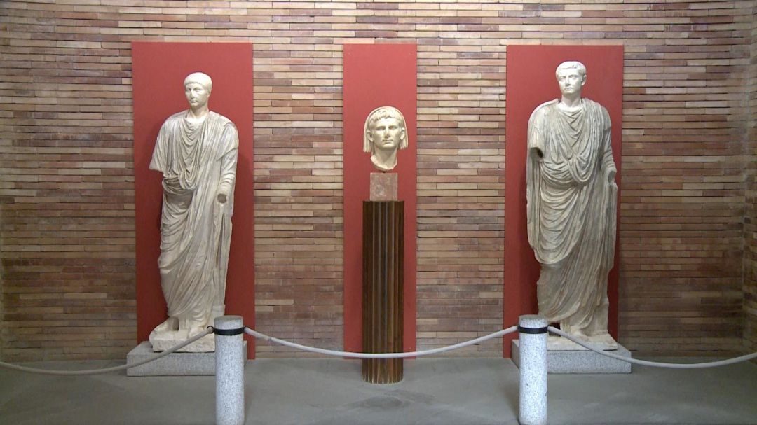 25-07-2021 El Museo de Arte Romano expone 'Imperium. Imágenes del poder en Roma' en colaboración con el Festival de Mérida..
El Museo Nacional de Arte Romano de Mérida (MNAR), en colaboración con el Festival Internacional de Teatro Clásico de Mérida expone, hasta mayo de 2022, la muestra 'Imperium. Imágenes del poder en Roma'.
CULTURA
25-07-2021 El Museo de Arte Romano expone 'Imperium. Imágenes del poder en Roma' en colaboración con el Festival de Mérida..
El Museo Nacional de Arte Romano de Mérida (MNAR), en colaboración con el Festival Internacional de Teatro Clásico de Mérida expone, hasta mayo de 2022, la muestra 'Imperium. Imágenes del poder en Roma'.
CULTURA